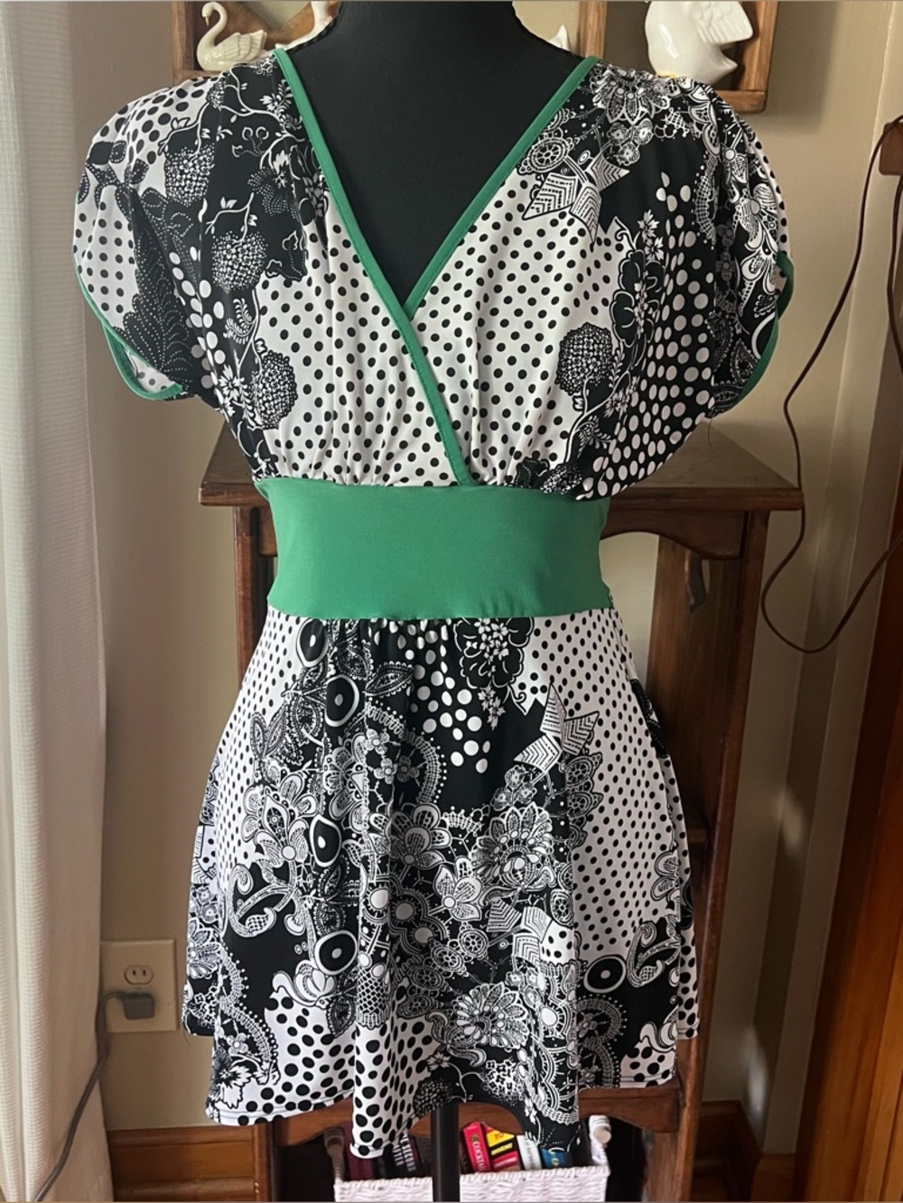 Body Central Black White & Green Babydoll Paisley Patterned Tie Tank Top